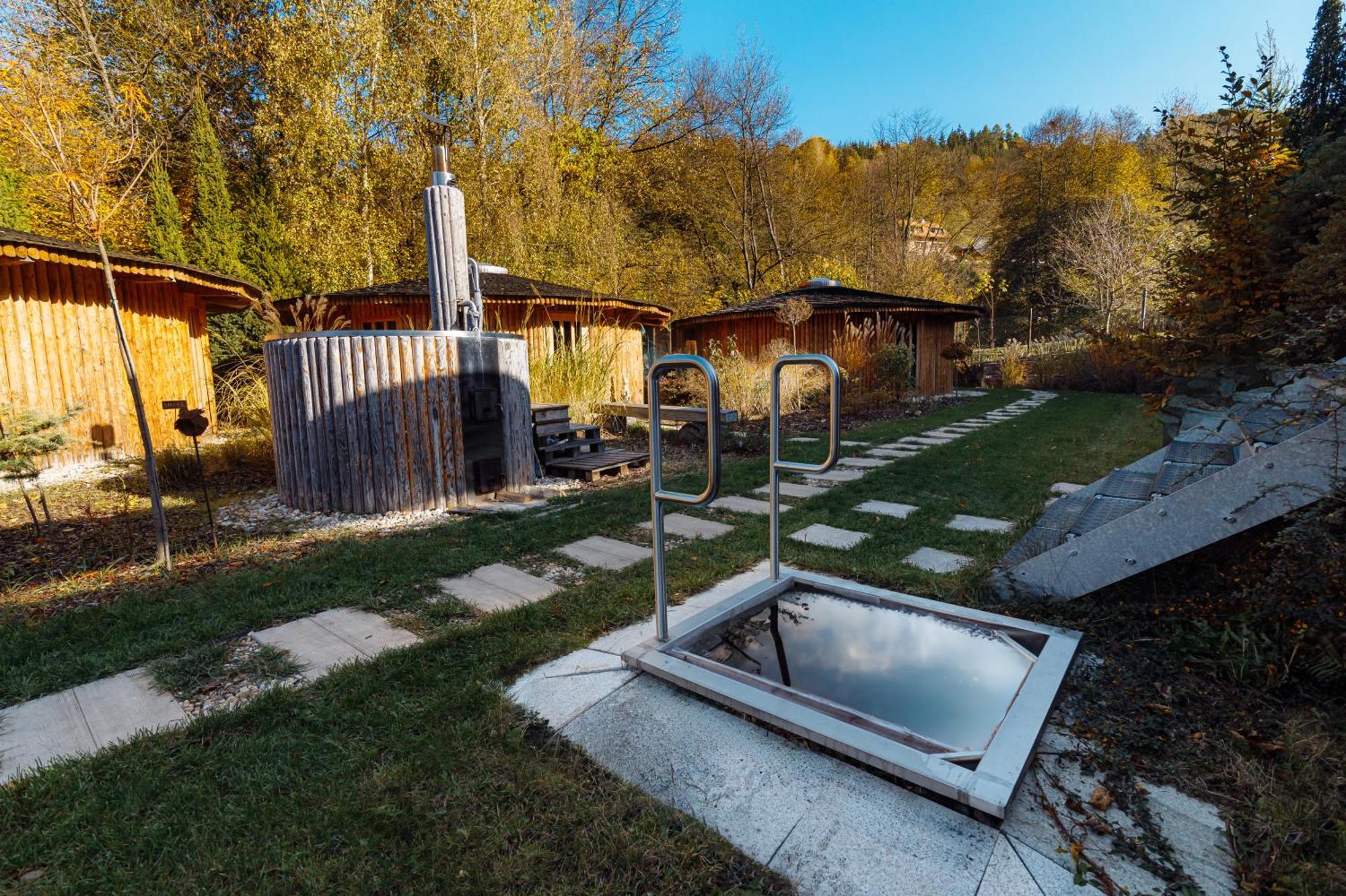 Glamp V Hluboke - Yurts And Wooden Houses Vsetín エクステリア 写真