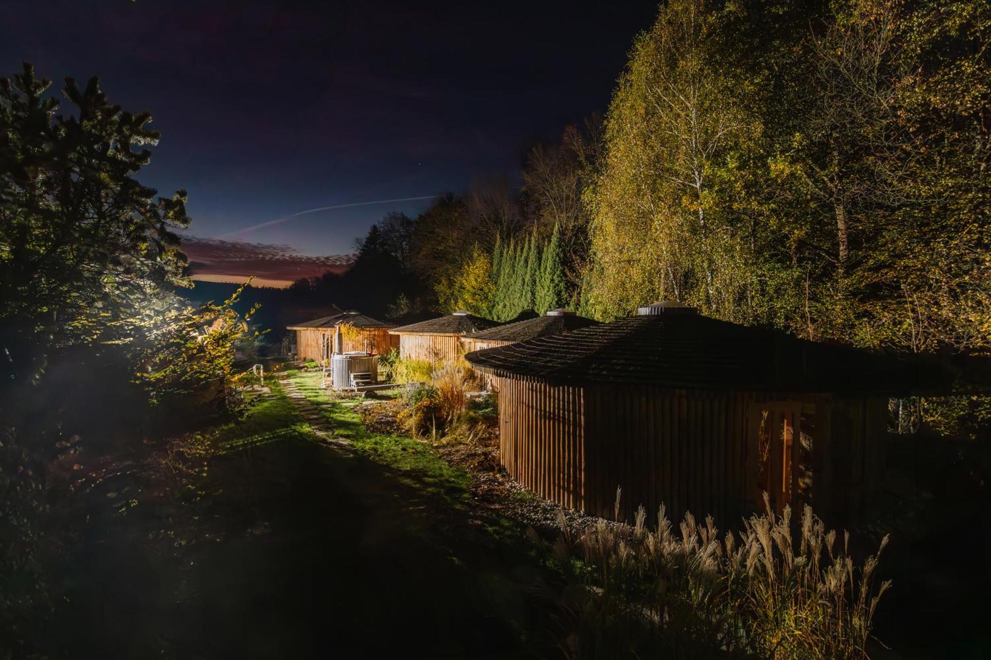 Glamp V Hluboke - Yurts And Wooden Houses Vsetín エクステリア 写真