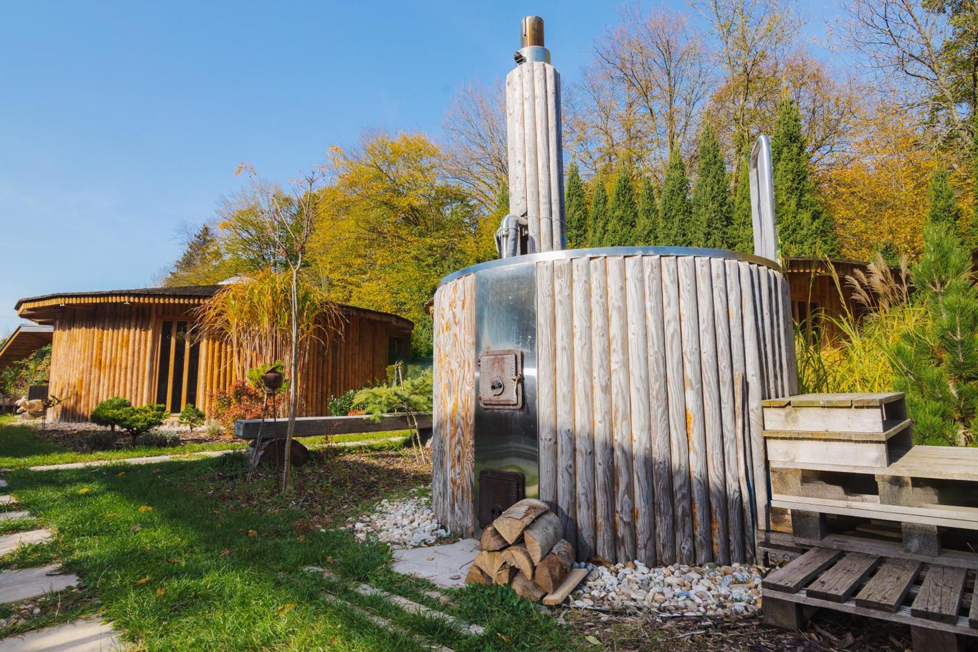 Glamp V Hluboke - Yurts And Wooden Houses Vsetín エクステリア 写真